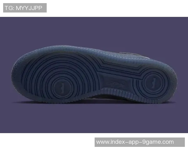 詹姆斯专属AF1即将发售超大皇冠Logo设计引发球迷热议 詹姆斯专属AF1即将发售超大皇冠Logo设计引发球迷热议