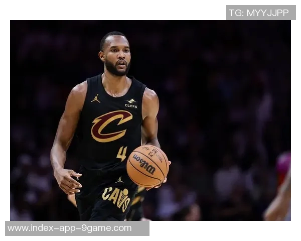 莫布里上半场表现出色三投三中贡献八分三板两助攻助力球队攻势