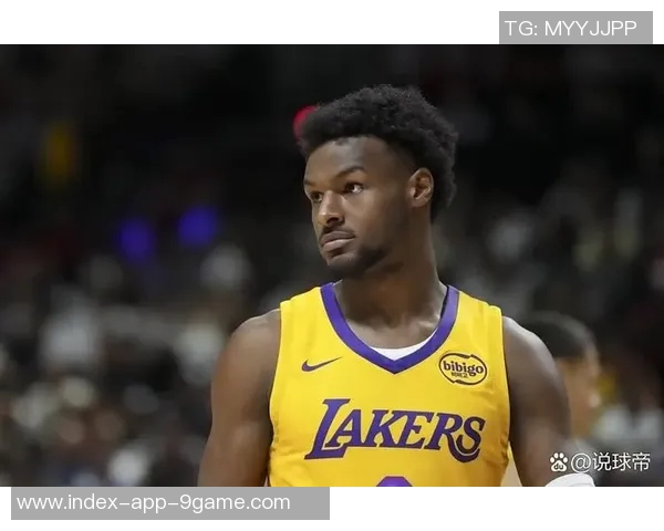 布朗尼单臂补扣震撼全场克内克特称赞他是兄弟太燃了